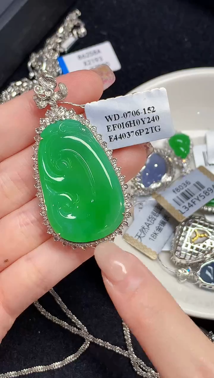 吊坠(不含链)18K金镶嵌翡翠LSR多样性发其一