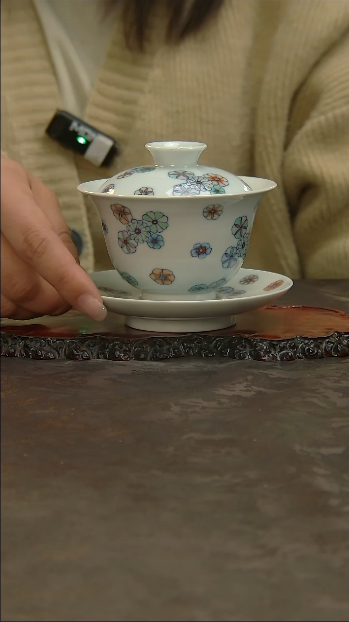 【闪购商品】青花手绘皮球花盖碗！