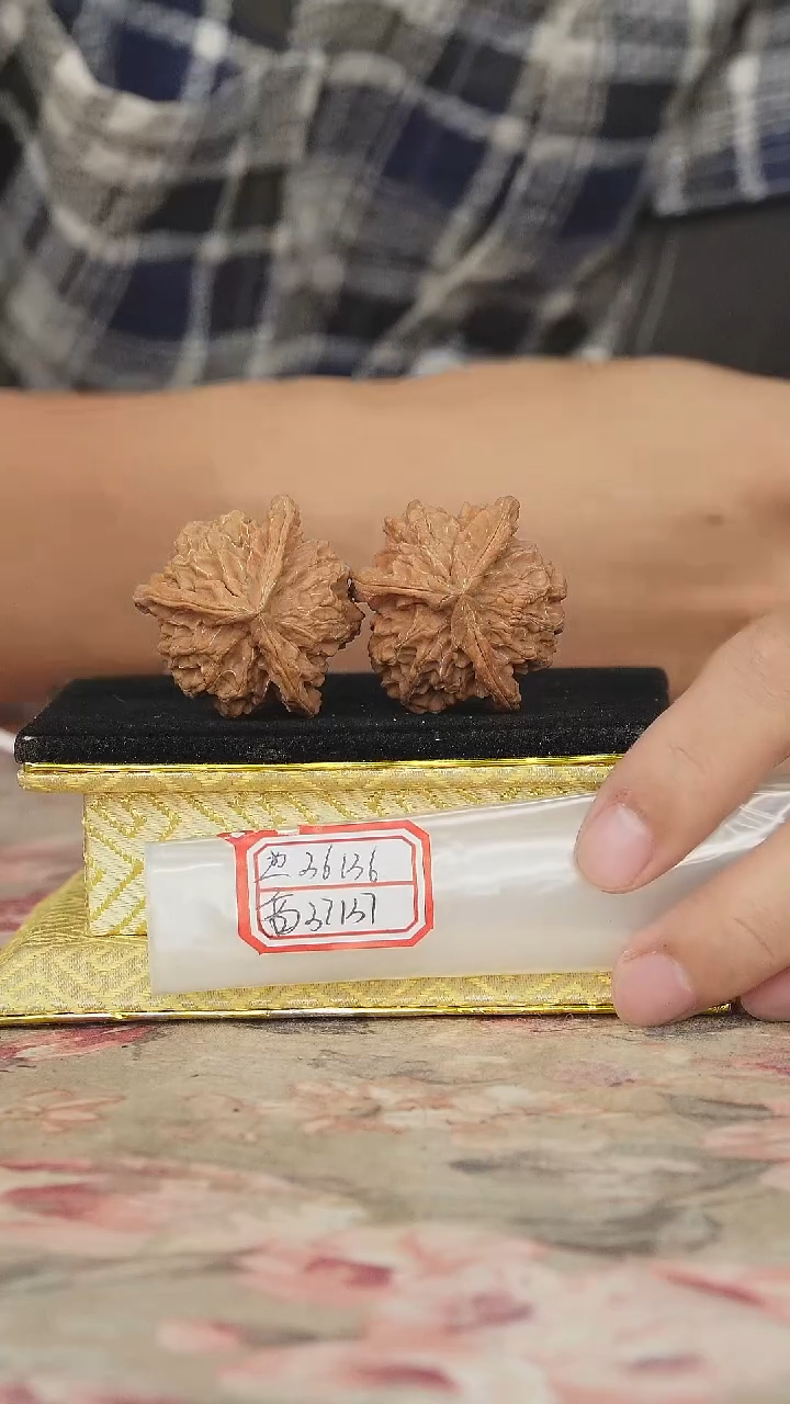 文玩核桃把件盘山三棱