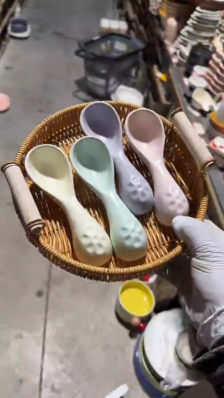 陶瓷4个勺子不带篮子微瑕 凑满20元包邮