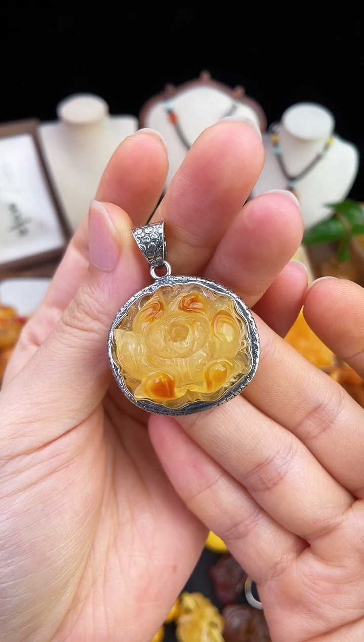 琥珀未镶嵌珠宝奇石雄**岳柒月