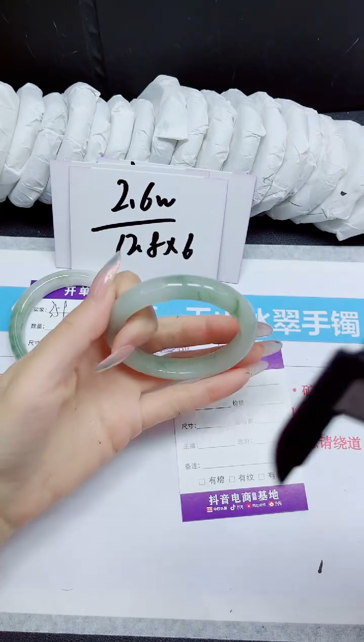 石英质玉手镯未镶嵌360