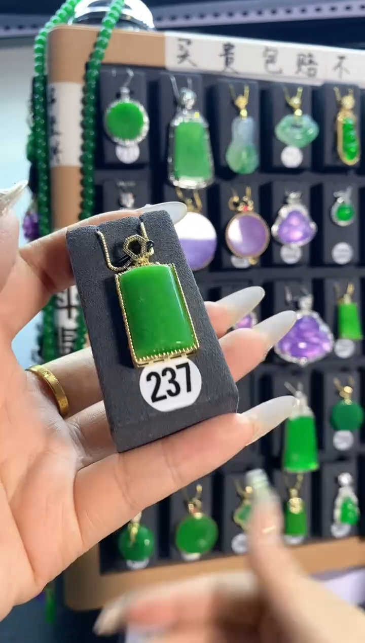 【闪购商品】翡翠颈饰银S925镶嵌237...