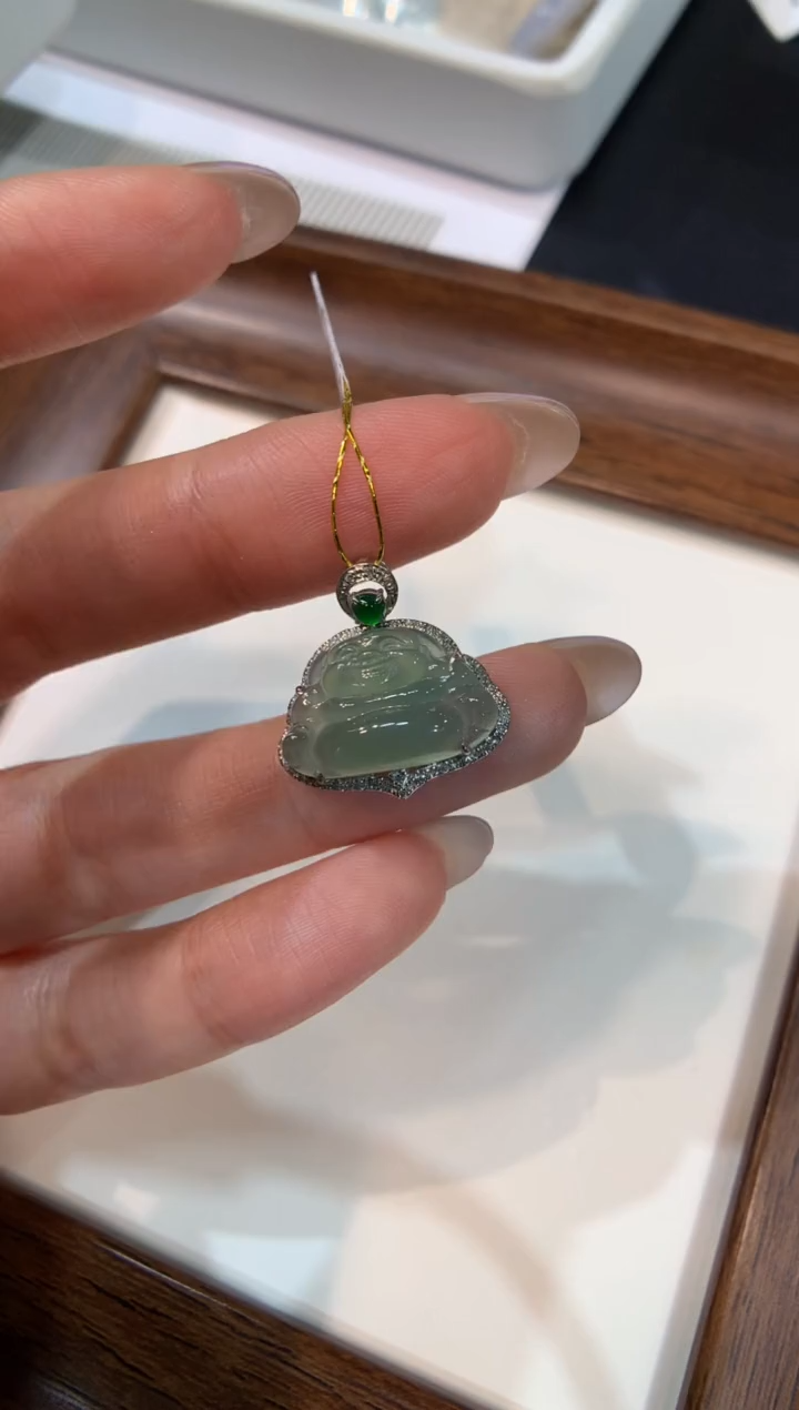 颈饰18K金镶嵌翡翠佛公