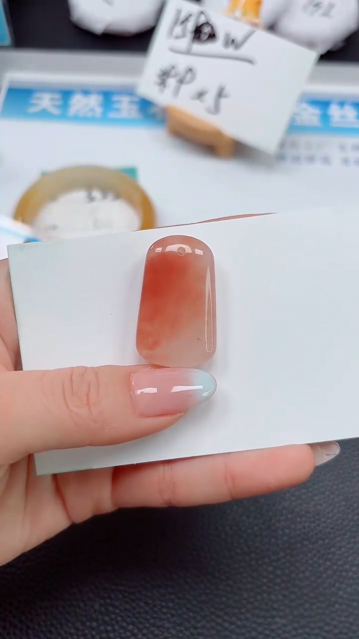 【闪购商品】石英质玉手镯未镶嵌桃牌