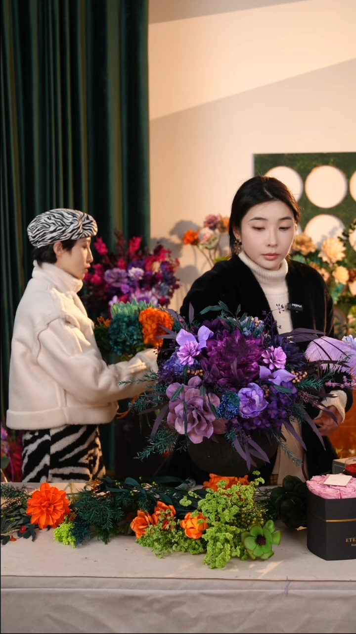 【闪购商品】紫色花束带花瓶