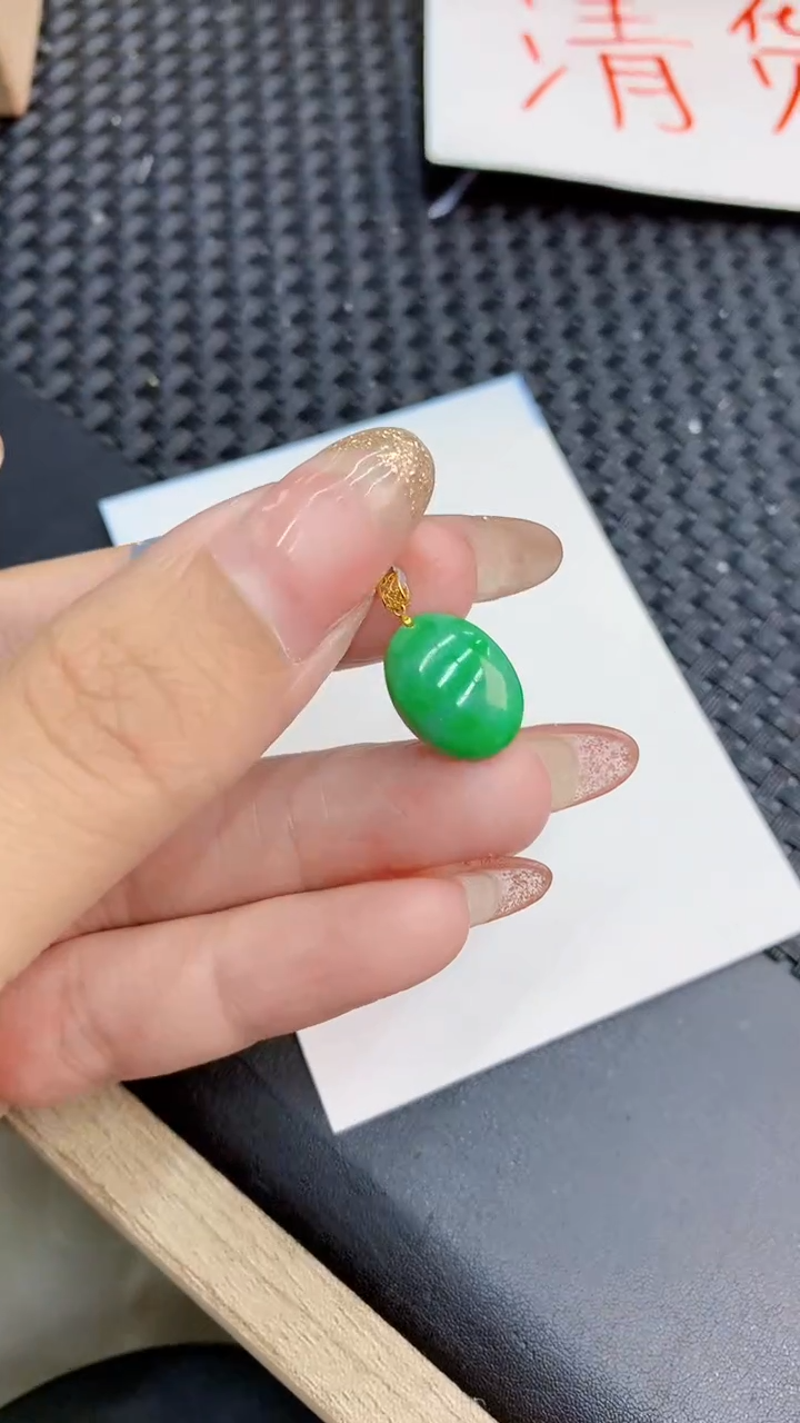 翡翠18K金镶嵌颈饰             8