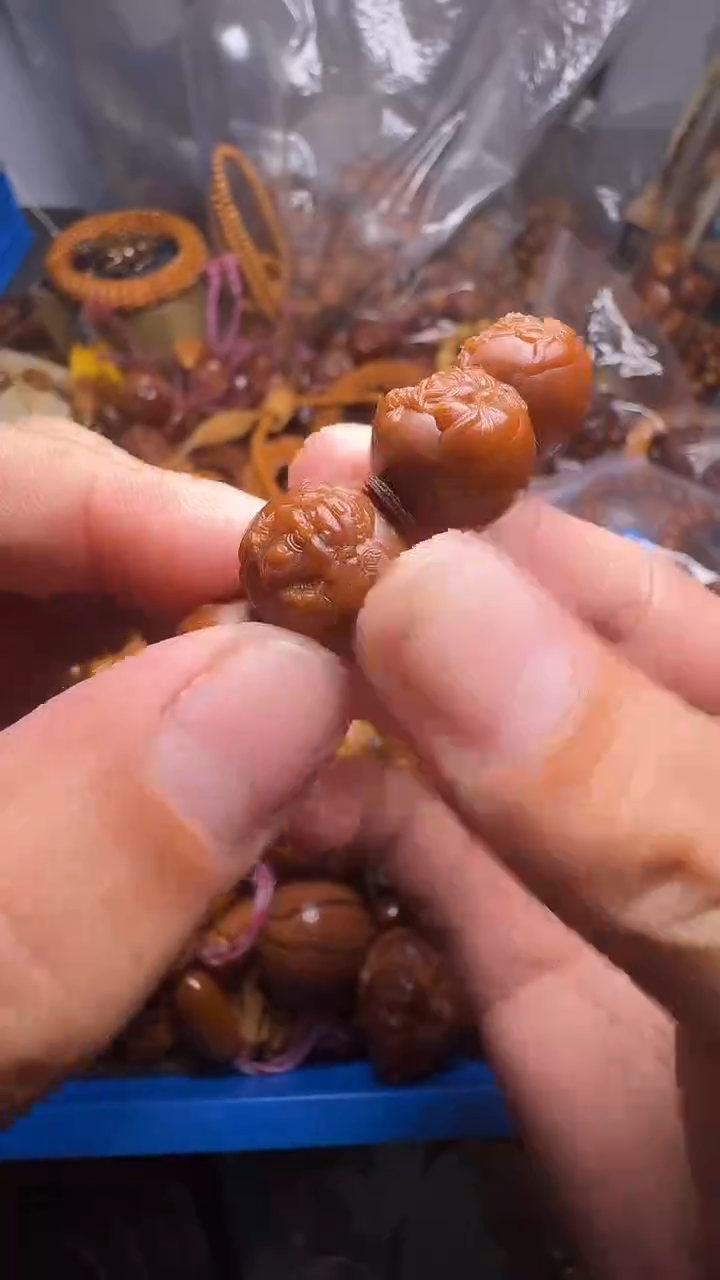 手串橄榄核浮雕财神