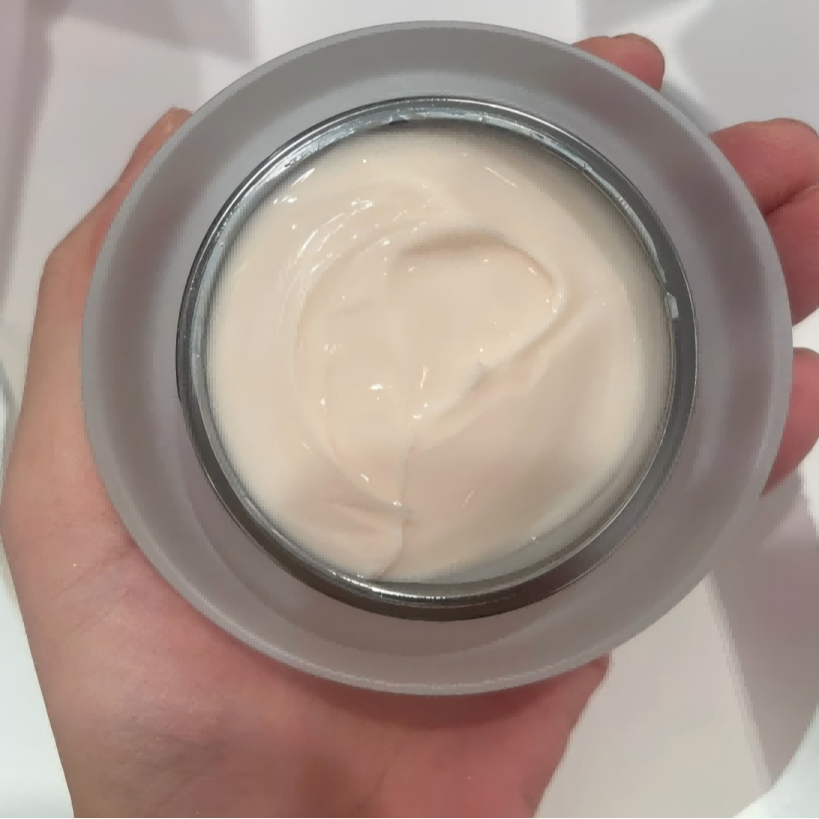 蓝色瓶子的鱼子的面霜