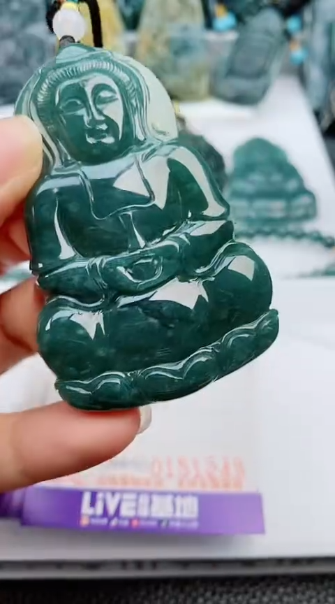 翡翠未镶嵌颈饰                
