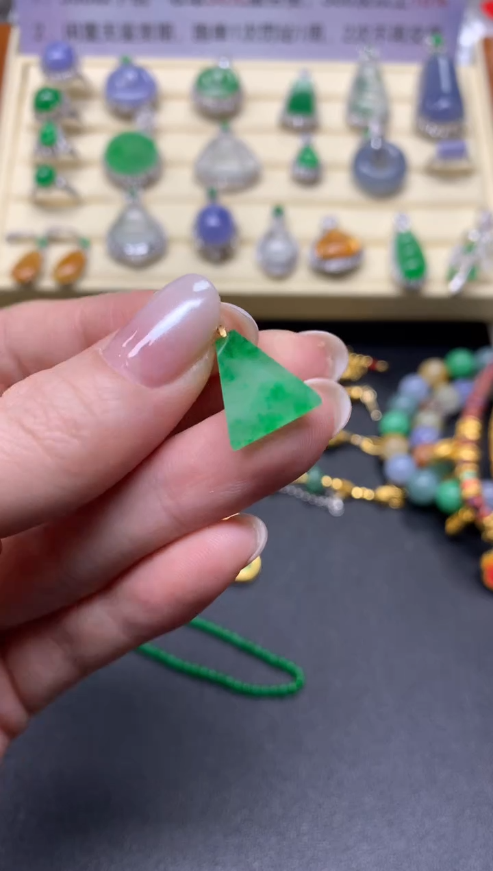 【闪购商品】翡翠吊坠(不含链)18K金镶嵌吊坠|800+80