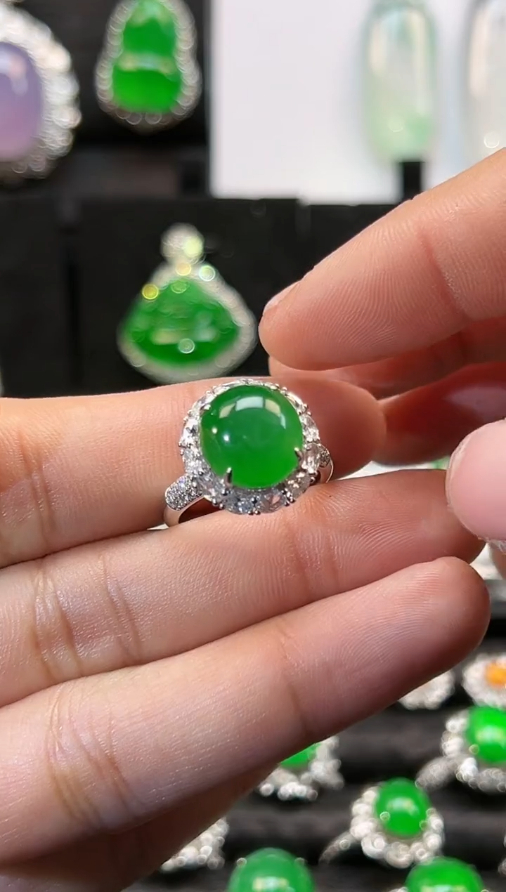 【闪购商品】翡翠戒指18K金镶嵌高冰正阳绿蛋面戒指