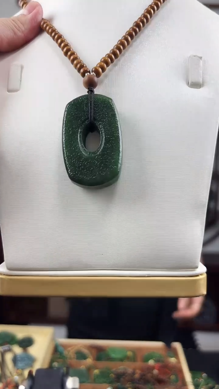 颈饰未镶嵌和田玉扣