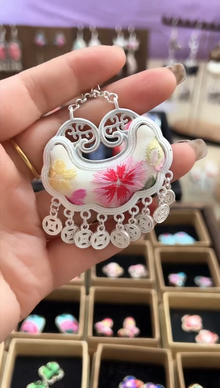 【闪购商品】织绣民族风老绣饰品144