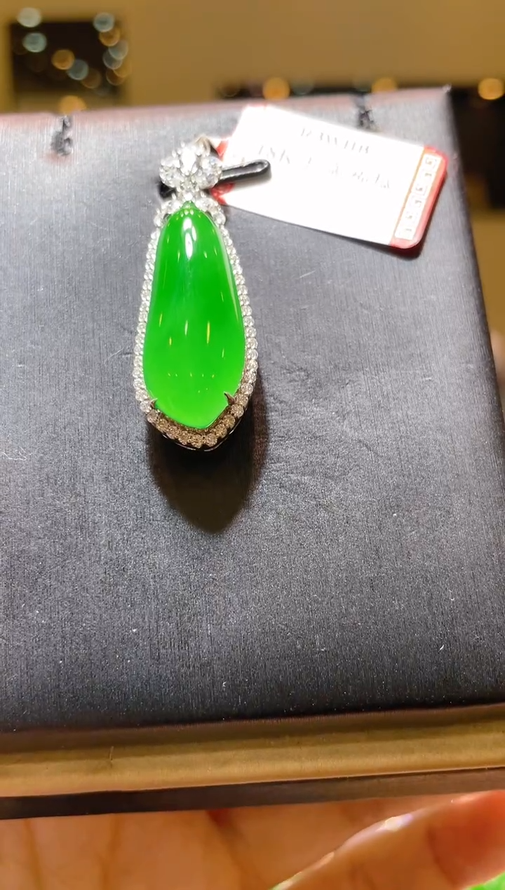 【闪购商品】翡翠吊坠(赠链)18K金镶嵌A32