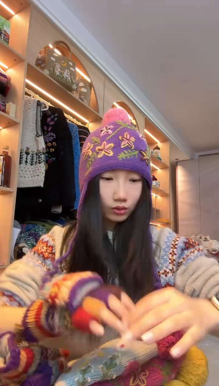 羊毛美利奴紫色刺绣护耳单球