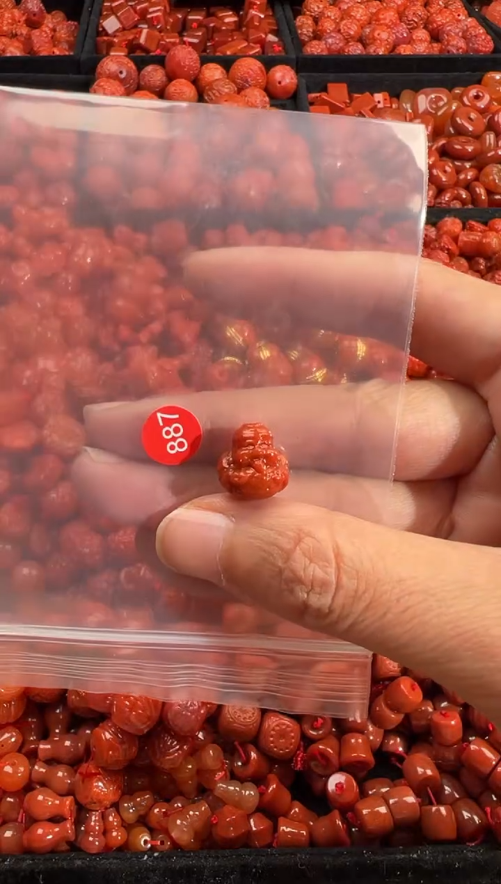 南红玛瑙未镶嵌颈饰1