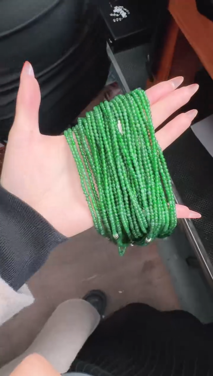 未镶嵌定制翡翠翡翠A货有轻微色差属于正常现象，珠串多样性发货