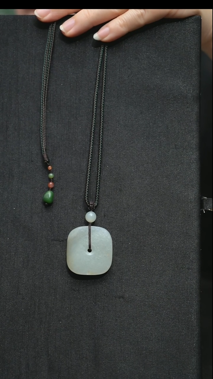 颈饰未镶嵌和田玉25.8克方扣