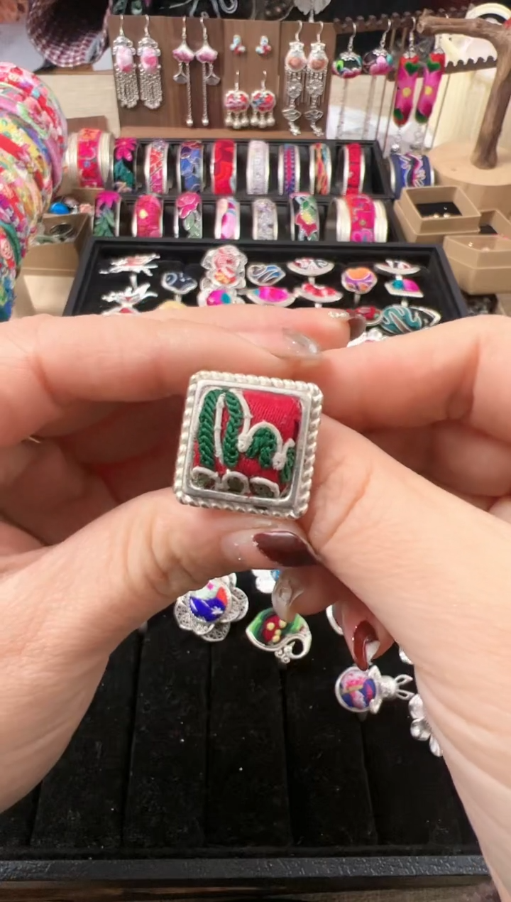 【闪购商品】织绣民族风老绣饰品327