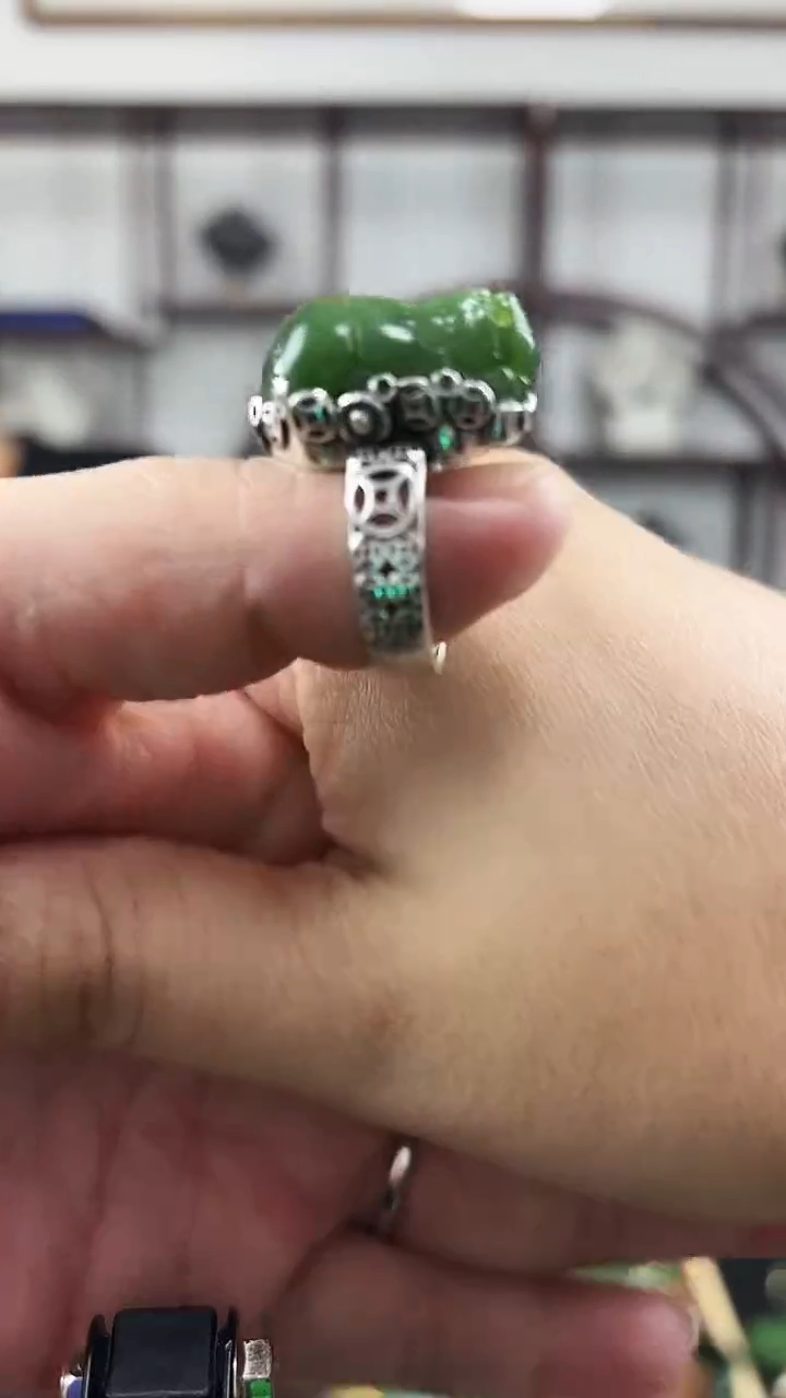 颈饰未镶嵌和田玉戒指