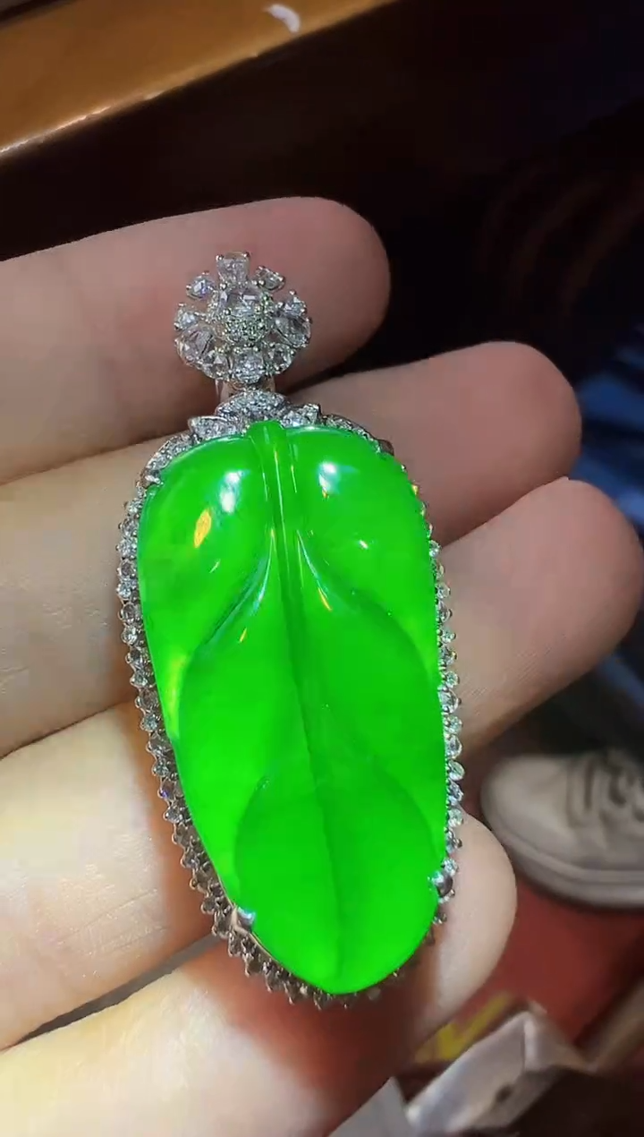 颈饰18K金镶嵌翡翠树叶