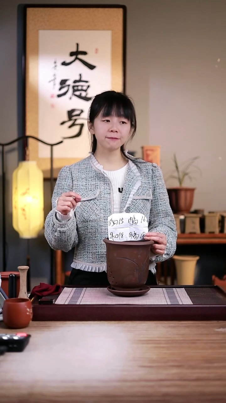 紫砂花盆紫泥刻绘小金钟一只带托