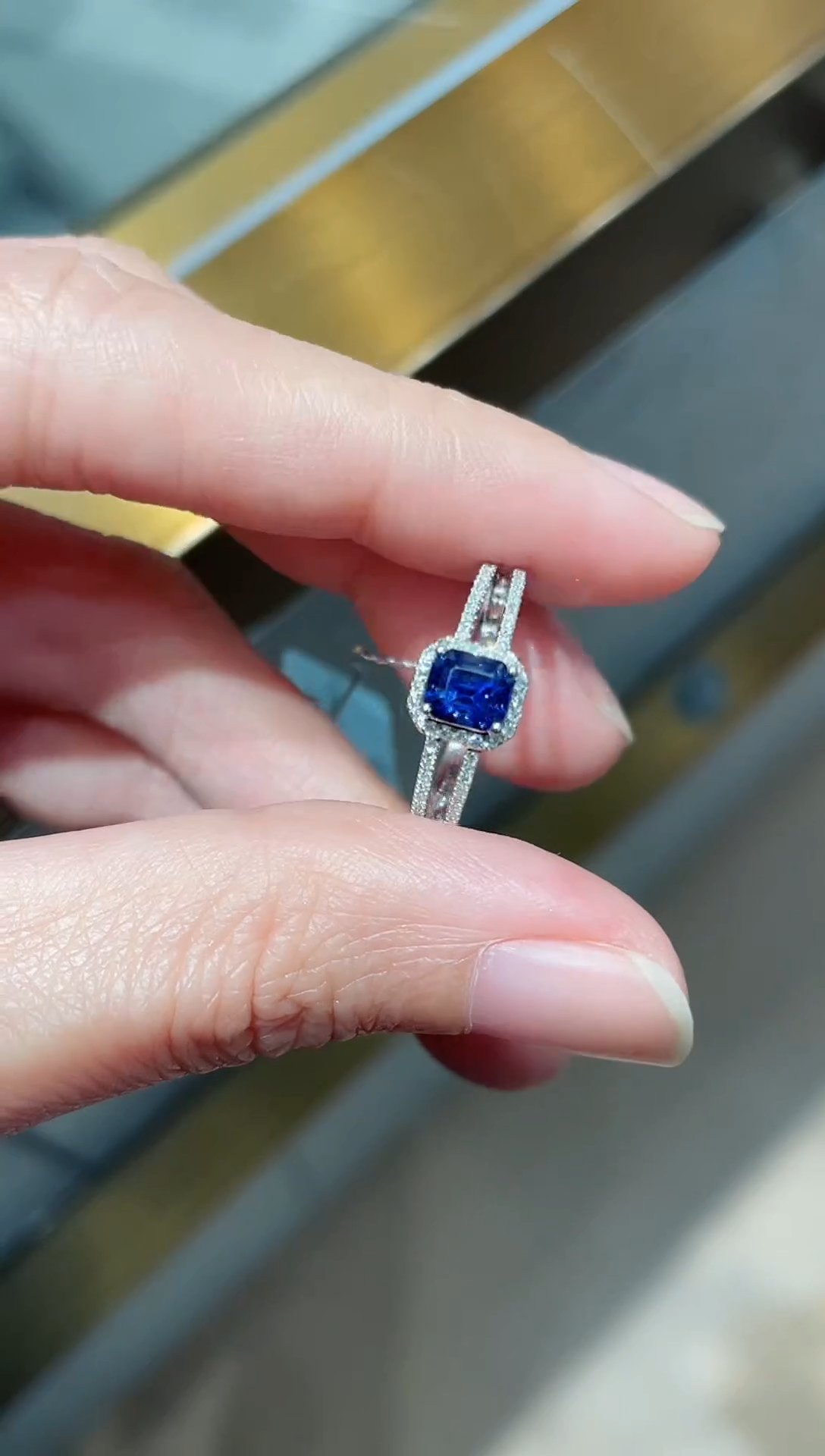 【闪购商品】蓝宝石戒指18K金镶嵌0.88ct/明亮皇家蓝