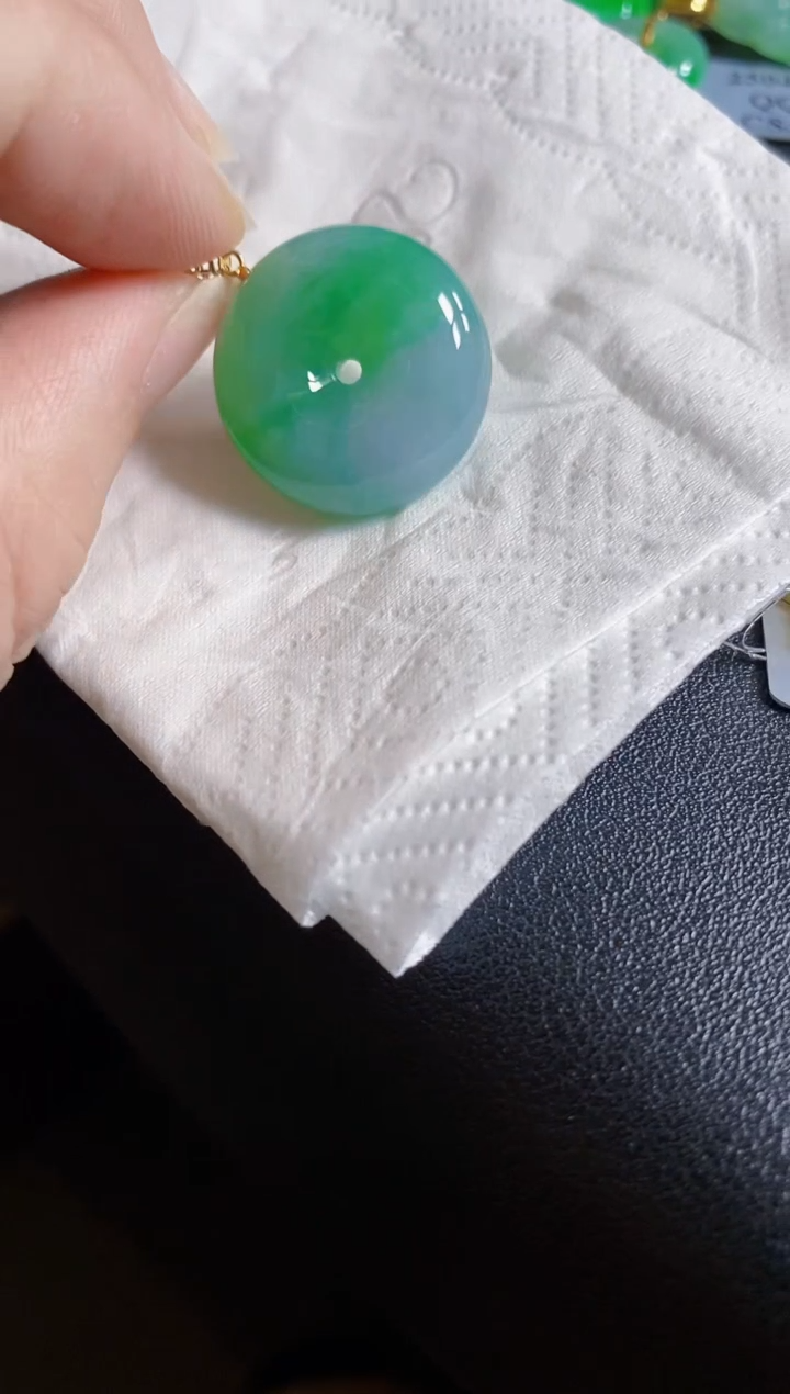 翡翠18K金镶嵌颈饰吊坠