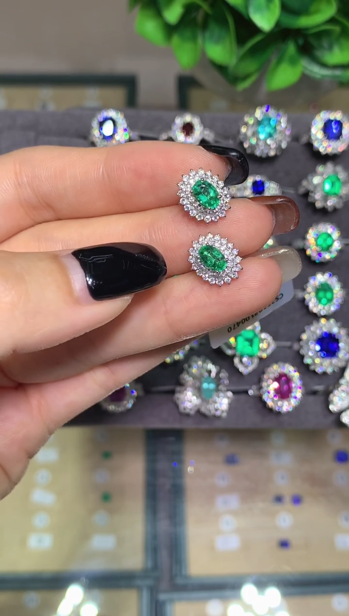 18K金镶嵌耳饰祖母绿0.89ct