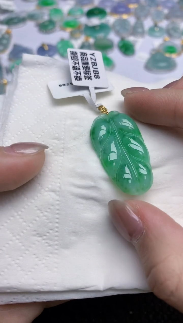 【闪购商品】翡翠颈饰未镶嵌天然翡翠A货