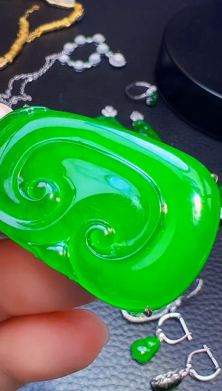 颈饰18K金镶嵌翡翠七*?翡翠