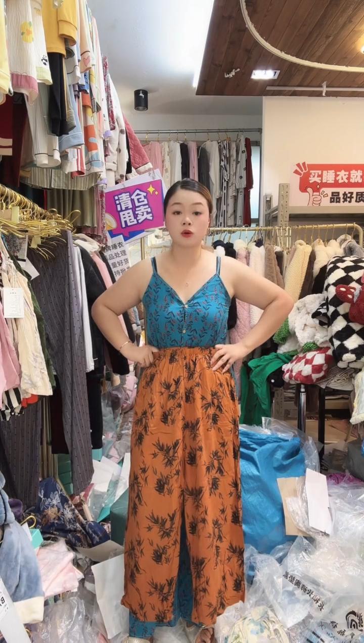 咖色印花长裤展示为主