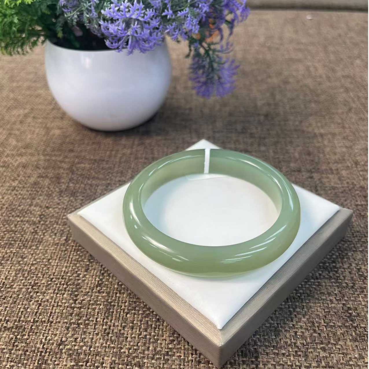 天然和田玉湖水绿手镯