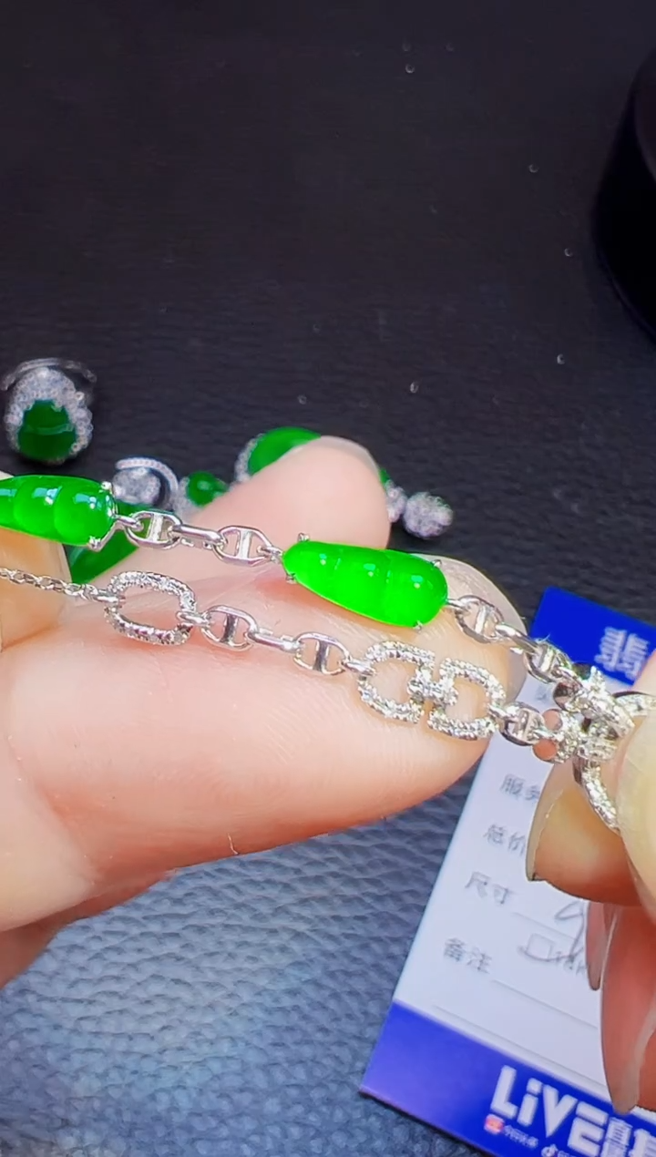 颈饰18K金镶嵌翡翠香*翡翠