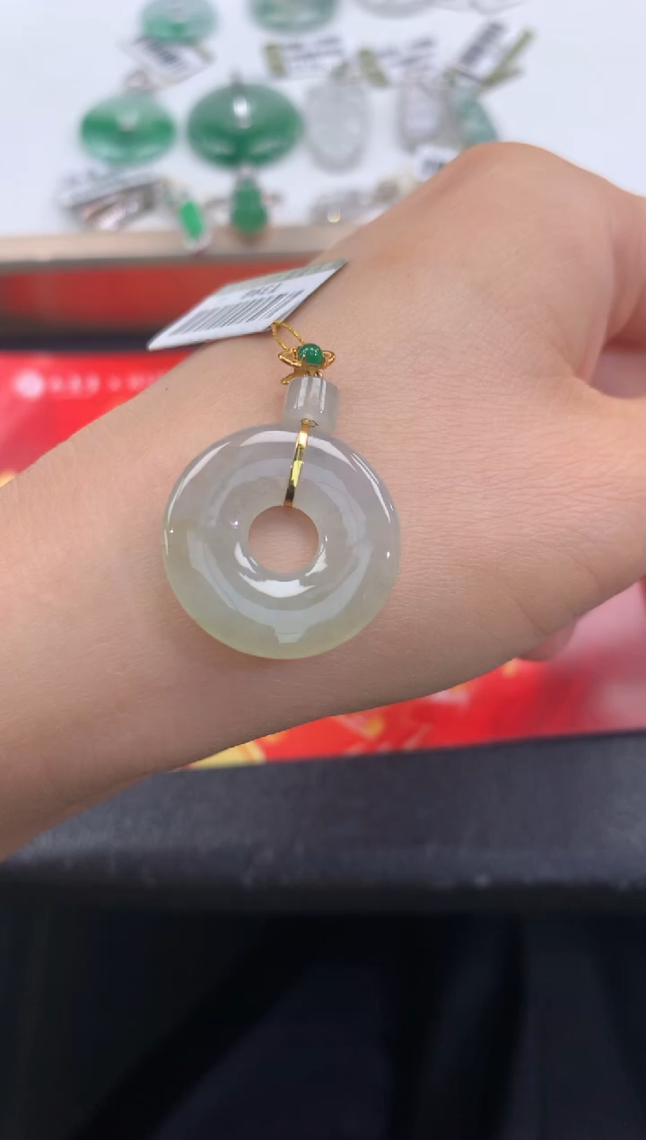 颈饰18K金镶嵌翡翠退货需吊牌标签完好