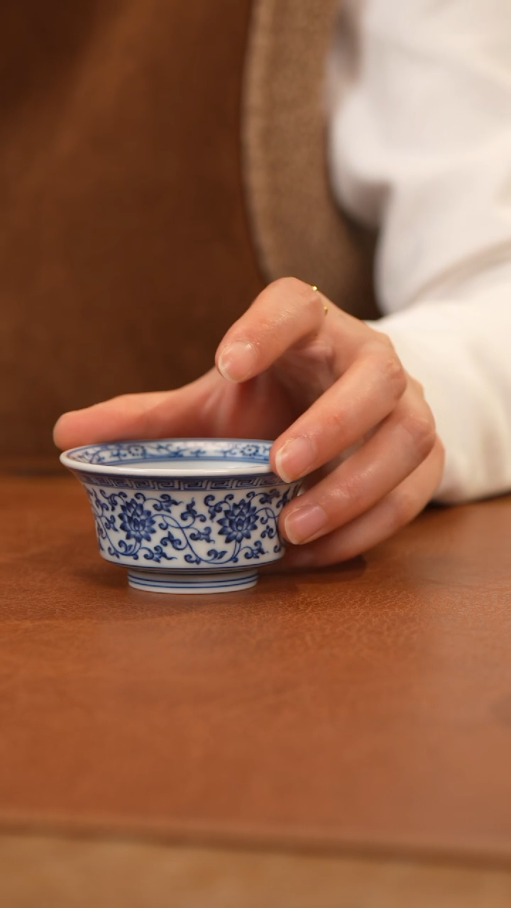 【闪购商品】杯和然窑青花釉里红缠枝莲马蹄杯