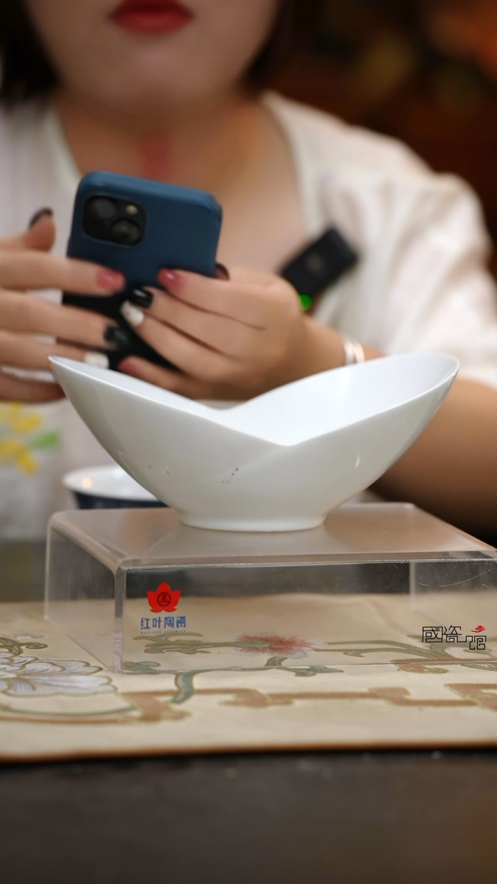 1个微瑕白胎6英寸幼芽碗(无底款)