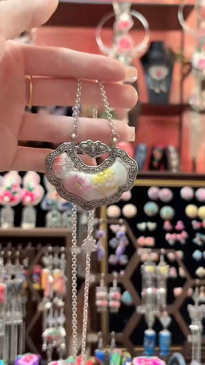 织绣 云织谣民族风精美饰品   192+链子