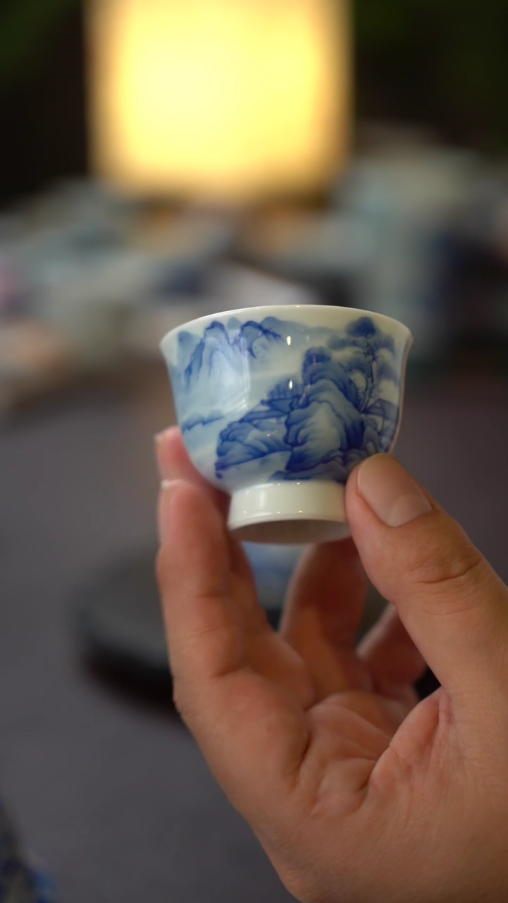 景德镇全手工手绘青花山水小主人杯