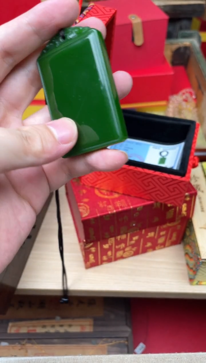 和田玉未镶嵌颈饰-------------玉牌