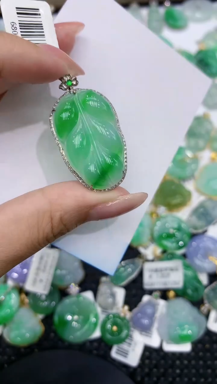 翡翠18K金镶嵌颈饰111111111111