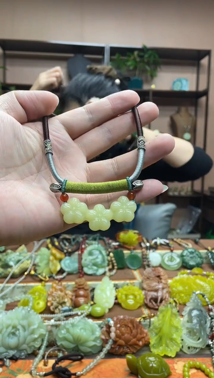 未镶嵌岫玉颈饰·