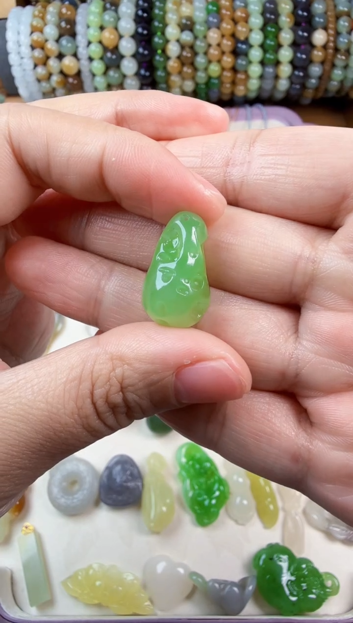 颈饰未镶嵌和田玉朱*太湖石