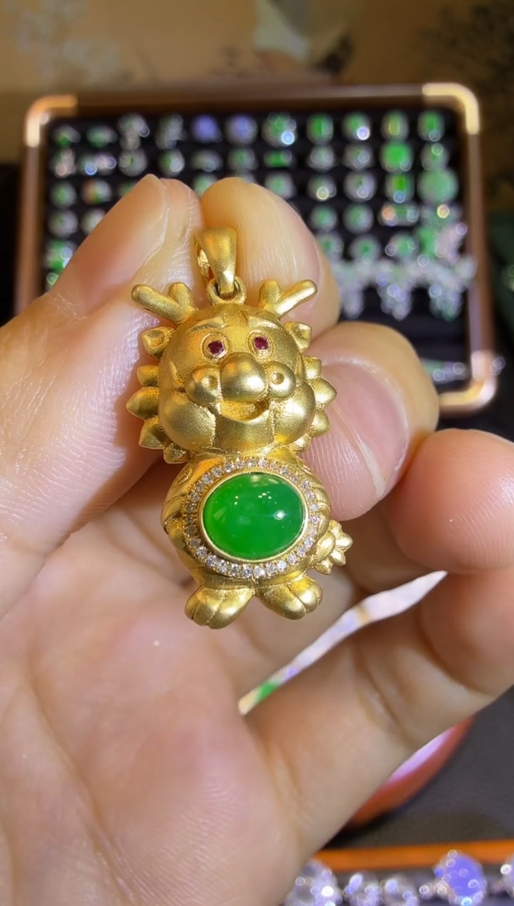 【闪购商品】翡翠吊坠(赠链)未镶嵌高冰满绿蛋面