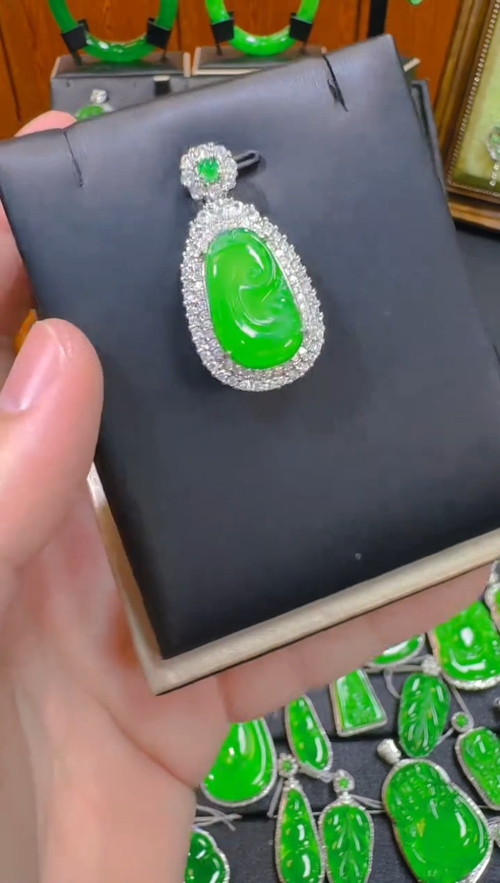 【闪购商品】翡翠吊坠(赠链)未镶嵌天然A货翡翠