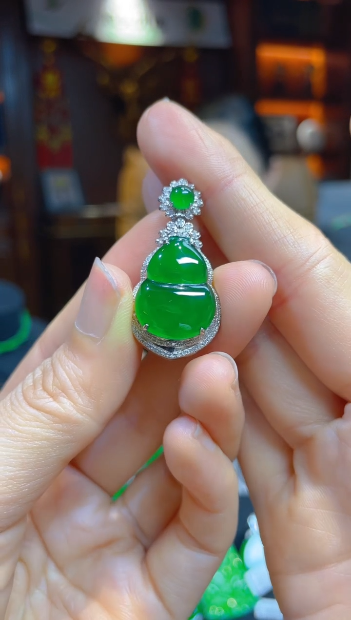 【闪购商品】翡翠颈饰18K金镶嵌114053天然A货翡翠葫芦吊坠