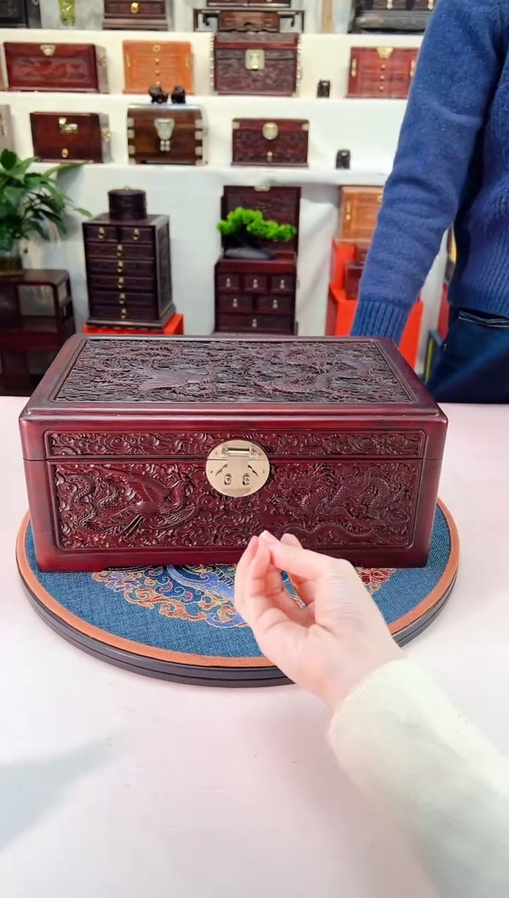 紫檀木类成套家具精雕龙盒