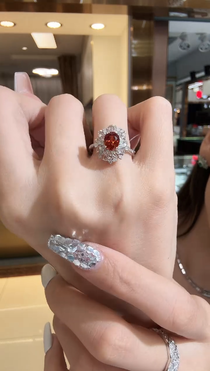 18K金镶嵌戒指石榴石（芬达石）1.95ct