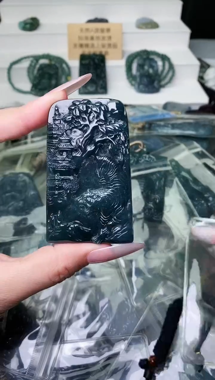 颈饰未镶嵌翡翠 